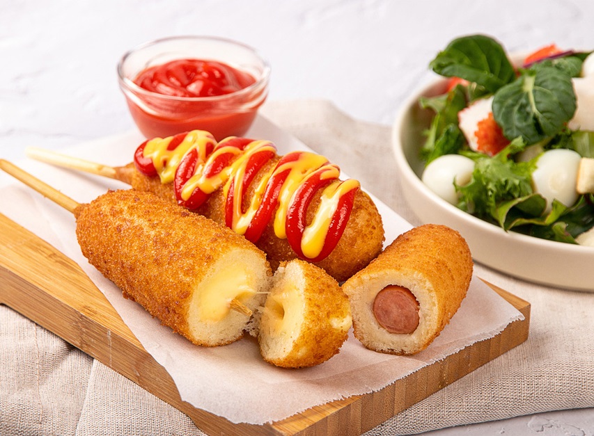 Xiên xúc xích phô mai thơm ngon béo ngậy ăn nóng vô cùng ngon miệng